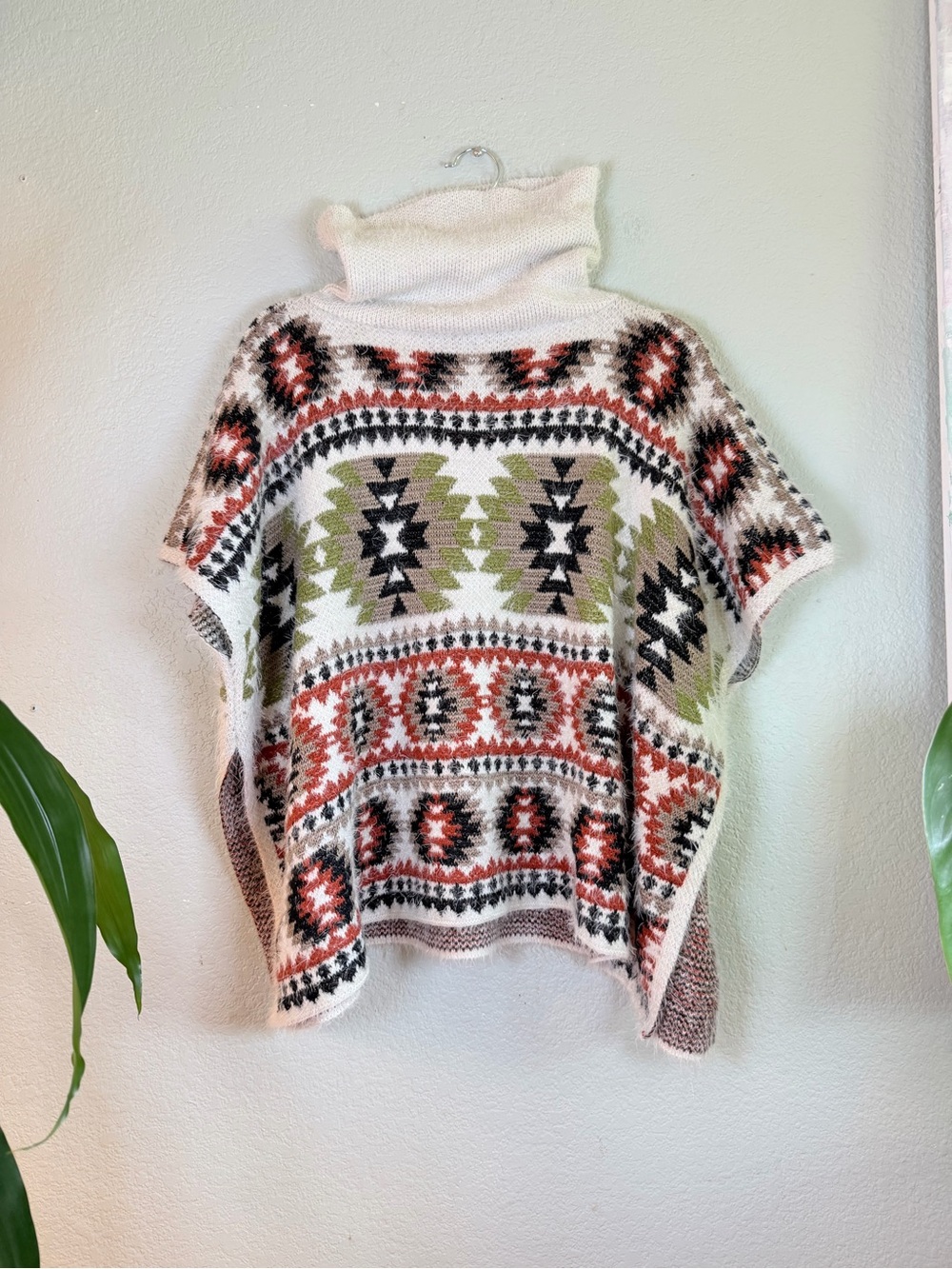 Southwestern Print Bohemian Soft Fuzzy White Red Green Aztec Turtleneck Poncho L